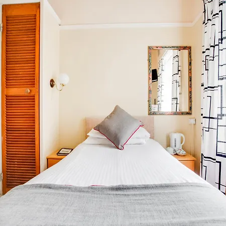 Oyo Godolphin Arms Otel 3*