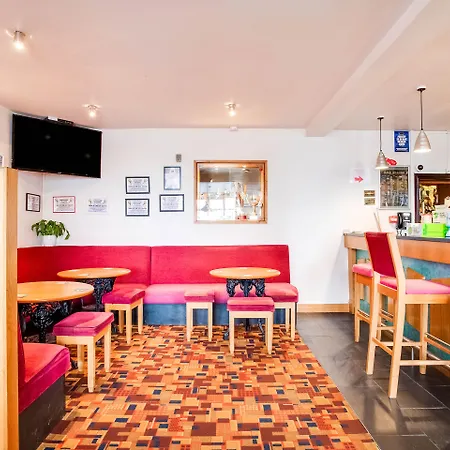 Hotel Oyo Godolphin Arms 3*